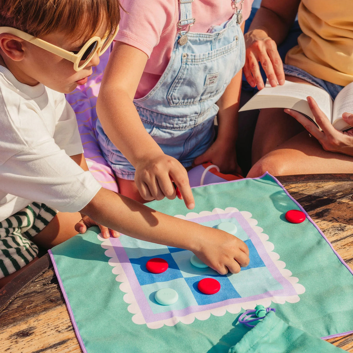 Compact travel game for kids by Quut