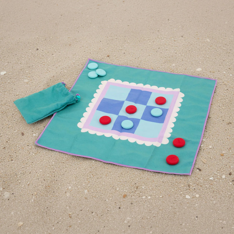 Quut tic tac toe Game board and playing pieces